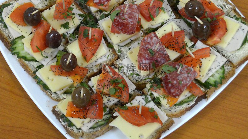 裱花甜品对奶油的要求较高，主要表现在以下几个方面：